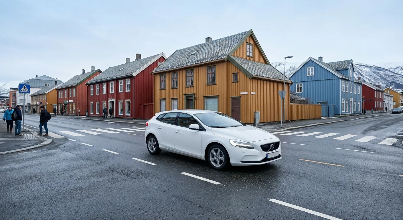En oversiktlig gate i Tromsø sentrum med lett trafikk og tydelig merking